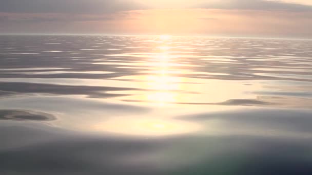 Wschodzący Słońce Różowym Horyzoncie Delikatnie Rozświetla Spokojne Morze Zwolnionym Tempie — Wideo stockowe