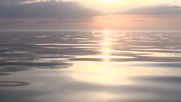 Sol Nascente Horizonte Rosa Ilumina Suavemente Mar Calmo Movimento Lento — Vídeo de Stock