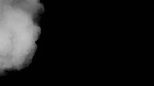 White Smoke Crawls Black Screen Nuage Fumée Blanche Glisse Sur — Video