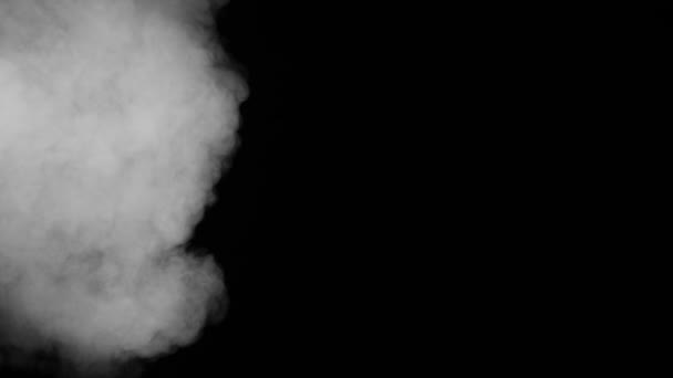 Fehér Füst Ömlik Fekete Háttér Fehér Füstfelhő Csúszik Fekete Vásznon — Stock videók