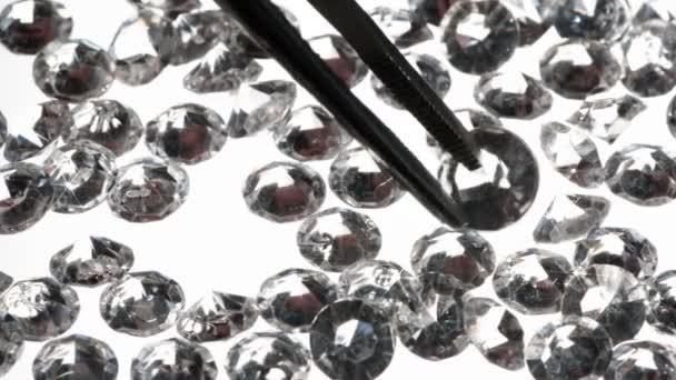 Clasificación Manual Diamantes Tallados Cámara Mueve Lentamente Largo Mesa Luz — Vídeos de Stock