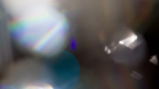 ダイヤモンドのコースティックグレア ループだ光はゆっくりと回転するダイヤモンドの面を通過し 繰り返し輝くハイライトと虹色を作り出します — ストック動画