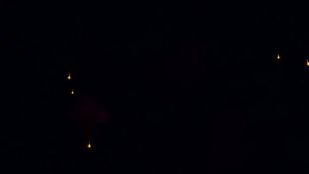 Πυροτεχνήματα Εκρήγνυνται Στο Σκοτάδι Φωτεινές Αναλαμπές Εκρηκτικών Στον Νυχτερινό Ουρανό — Αρχείο Βίντεο