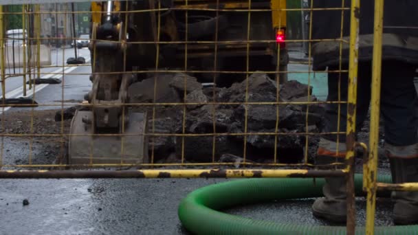地下通信の緊急修理 高速道路での修理作業 掘削機は事故が発生した通信装置の給水を掘る — ストック動画