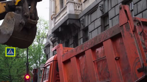 Excavadora Carga Suelo Camión Volquete Excavadora Arroja Tierra Del Cubo — Vídeos de Stock