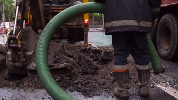 Rettungsdienste Bei Reparaturarbeiten Rettungsdienst Gräbt Kommunikation Eines Wasserversorgers Aus — Stockvideo