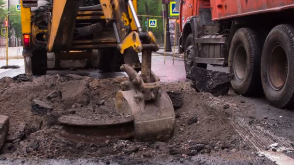 Escavatore Conduce Lavori Sulla Terra Lavori Riparazione Autostrada Escavatore Scava — Video Stock