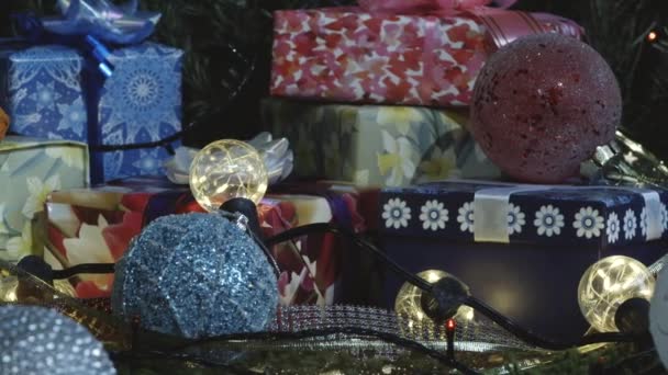 Des Cadeaux Sous Sapin Noël Attendent Caméra Déplace Lentement Long — Video