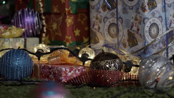 Cadeaus Wachten Onder Kerstboom Camera Beweegt Langzaam Langs Een Verscheidenheid — Stockvideo