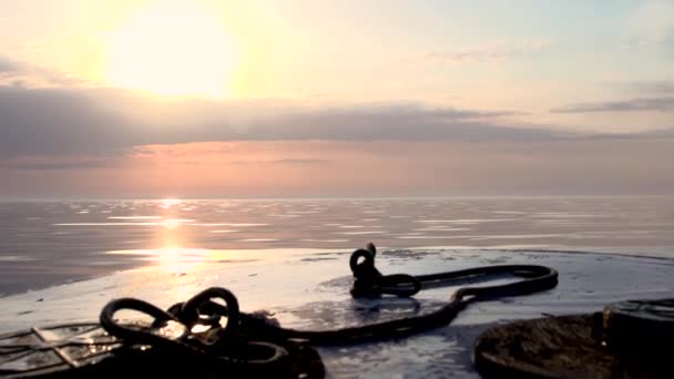 Loď Vyplouvá Moře Úsvitu Rybářský Člun Míří Vycházejícímu Slunci Růžovém — Stock video