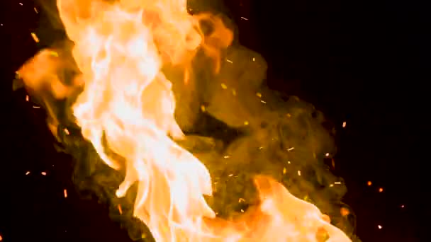 炎と火花の流れ 炎と赤のホット火花の舌はゆっくりと暗闇の中で上昇します 240Fpsの速度で撮影 — ストック動画