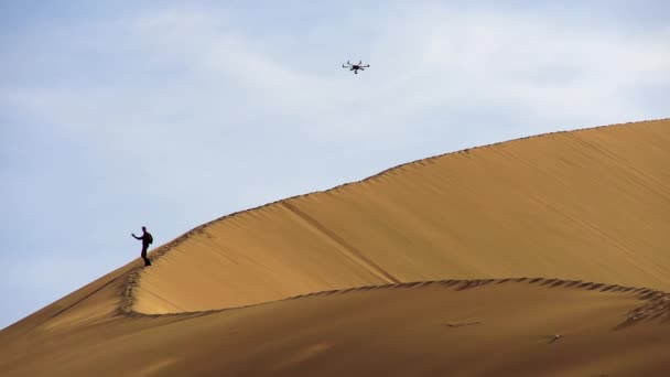 Hexacopter Boven Duinen Reiziger Stijgt Naar Een Hoge Duin Daarboven — Stockvideo