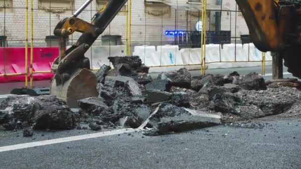 Baggerschaufel Reißt Asphalt Auf Reparaturarbeiten Auf Der Autobahn Bagger Gräbt — Stockvideo