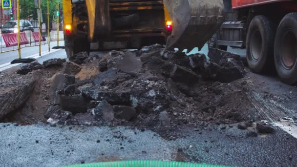 Scavare Buco Nell Escavatore Delle Ruote Lavori Riparazione Autostrada Escavatore — Video Stock