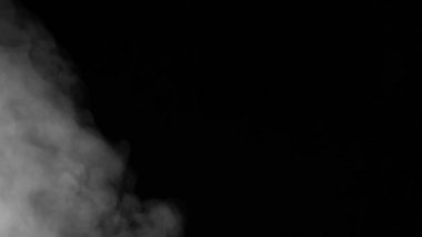 Çerçeveler arasındaki pürüzsüz dumanlı geçiş ver.3 Beyaz dumandan oluşan bir jet çerçeveler arasında 