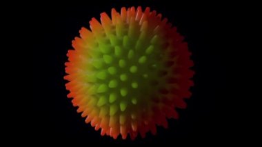 Coronavirus yavaşça döner. Alfa kanalı. Acı veren bir renk koronavirüs modeli, şeffaf bir arkaplanda yavaşça döner. Projene eklemek için harika.