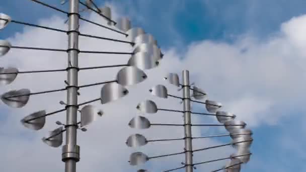 得到风力发电 风力发电机组塔架机构在云彩移动的背景下快速转动 — 图库视频影像