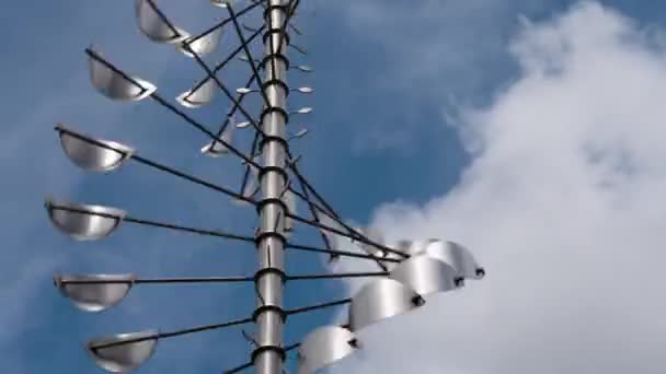 Obtenir des énergies alternatives. Le mécanisme de la tour de l'éolienne tourne rapidement sur fond de nuages en mouvement 