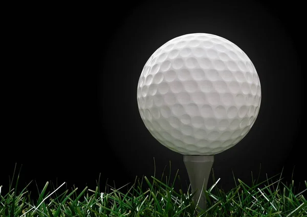 Golfball mit Abschlag im Gras Stockfoto