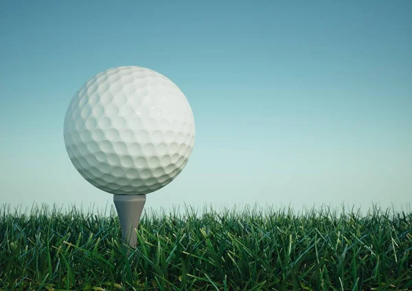 Golf ball met tee in het gras — Stockfoto