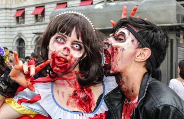 Çift tradicional yara kostüm zombi yürümek Sao Paulo içinde