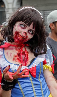 Tradicional kostüm zombi yürümek Sao Paulo içinde yaralı kız