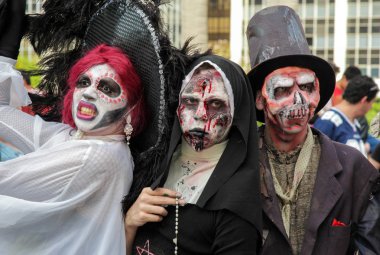 Korkunç kostüm zombi yürümek Sao Paulo içinde gruplandırma
