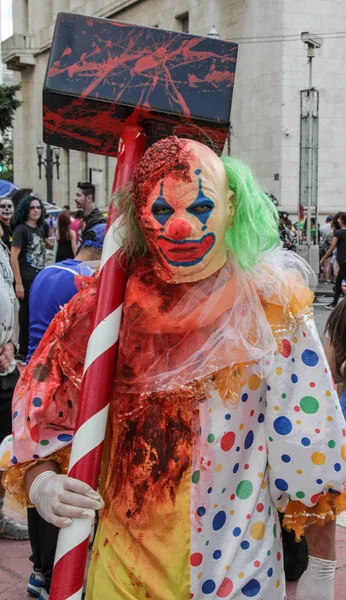 Kerl im gruseligen Clown-Kostüm im Zombie-Walk sao paulo — Stockfoto