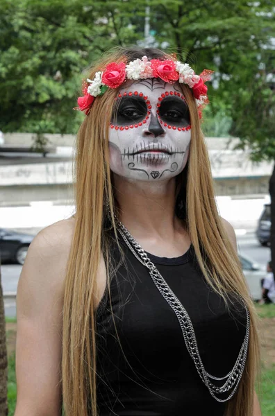 Chica en traje de cráneo tradicional en Zombie Walk Sao Paulo — Foto de Stock