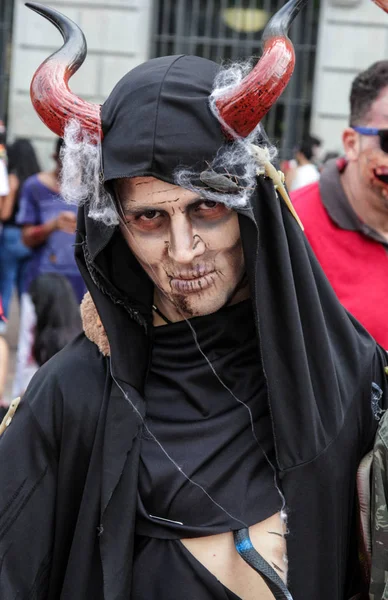 Adam tradicional kostümleri zombi yürümek Sao Paulo içinde — Stok fotoğraf
