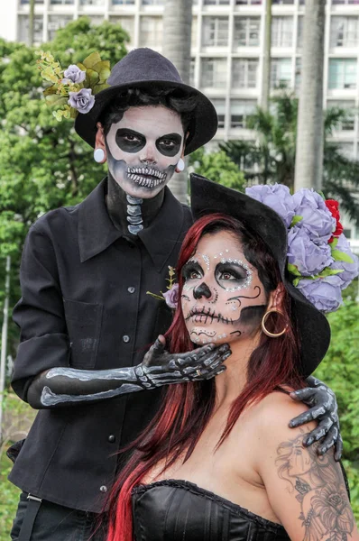Pareja en traje de cráneo tradicional en Zombie Walk Sao Paulo — Foto de Stock
