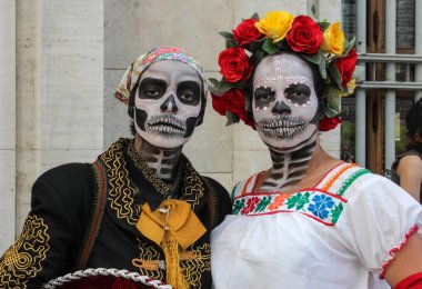 Çift tradicional kafatası kostüm zombi yürümek Sao Paulo içinde