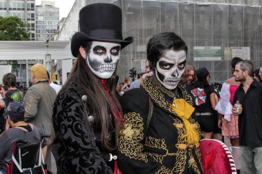 Çift tradicional kafatası kostüm zombi yürümek Sao Paulo içinde