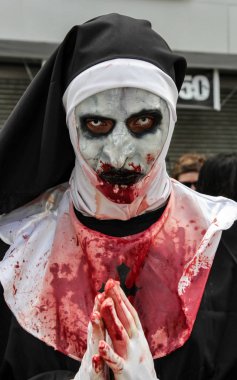Adam korkunç kostüm zombi yürümek Sao Paulo içinde