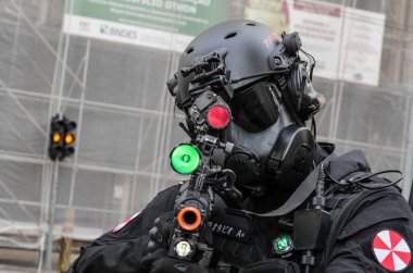 Adam polis kostüm zombi yürümek Sao Paulo içinde