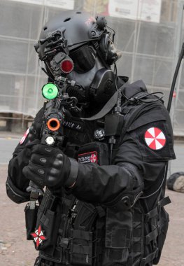 Adam polis kostüm zombi yürümek Sao Paulo içinde