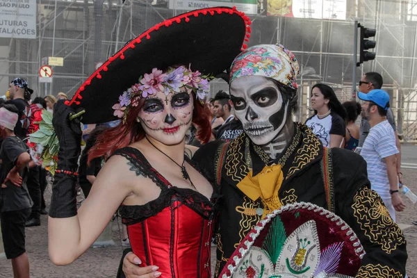 Casal em traje tradicional de crânio em Zombie Walk São Paulo — Fotografia de Stock