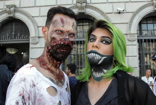 Pareja en trajes tradicionales en Zombie Walk Sao Paulo — Foto de Stock