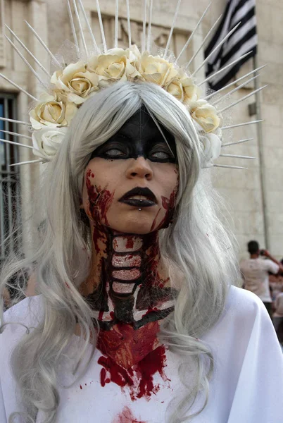 Chica en traje de novia de miedo en Zombie Walk Sao Paulo — Foto de Stock