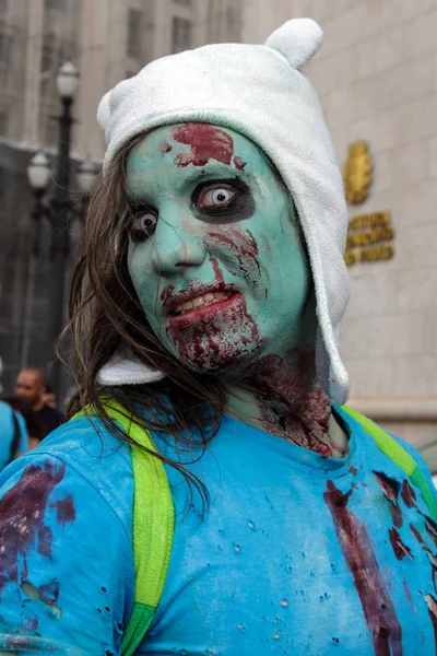 Kerl im gruseligen Kostüm im Zombie-Walk sao paulo — Stockfoto