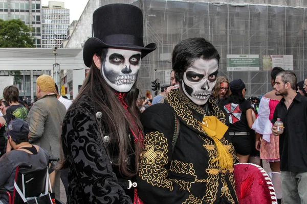 Casal em traje tradicional de crânio em Zombie Walk São Paulo — Fotografia de Stock