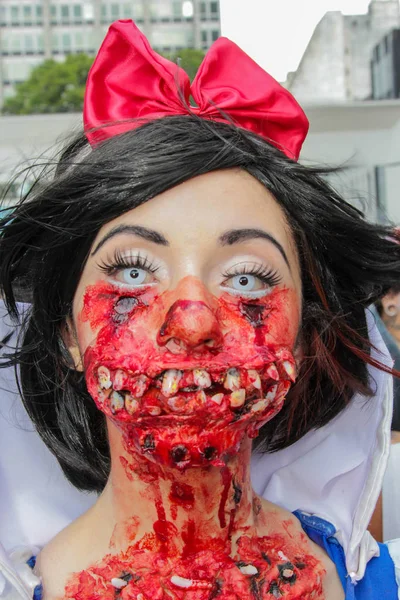 Chica con cicatriz en trajes tradicionales en Zombie Walk Sao Paulo — Foto de Stock