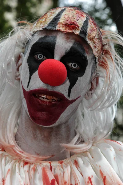 Cara de traje de palhaço assustador em Zombie Walk São Paulo — Fotografia de Stock