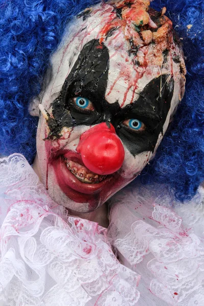 Kerl im gruseligen Clown-Kostüm im Zombie-Walk sao paulo — Stockfoto