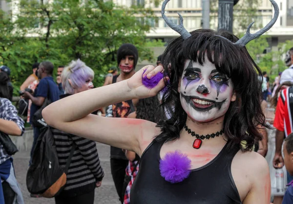 Kız tradicional kostümleri zombi yürümek Sao Paulo içinde — Stok fotoğraf