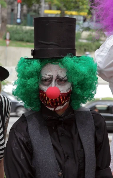 Kerl im gruseligen Clown-Kostüm im Zombie-Walk sao paulo — Stockfoto