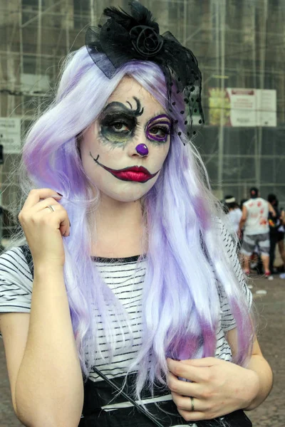Kız tradicional kostümleri zombi yürümek Sao Paulo içinde — Stok fotoğraf