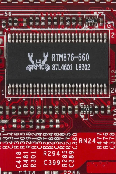 Macro de hardware van het moederbord van de computer van het detail in het rood — Stockfoto