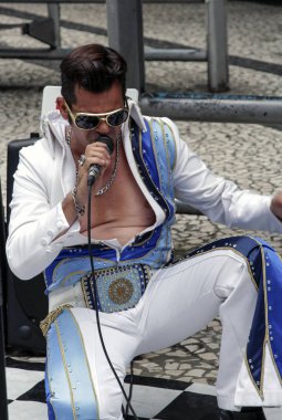 Sokak sanatçı şarkıcı Elvis Presley sokakta gerçekleştirme