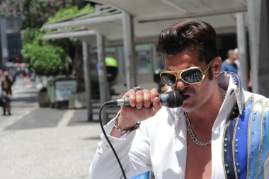 Sokak sanatçı şarkıcı Elvis Presley sokakta gerçekleştirme